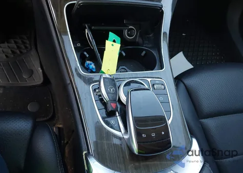 2015 Mercedes-Benz C 300 из США, поврежденный, VIN 55SWF4JB0FU081557